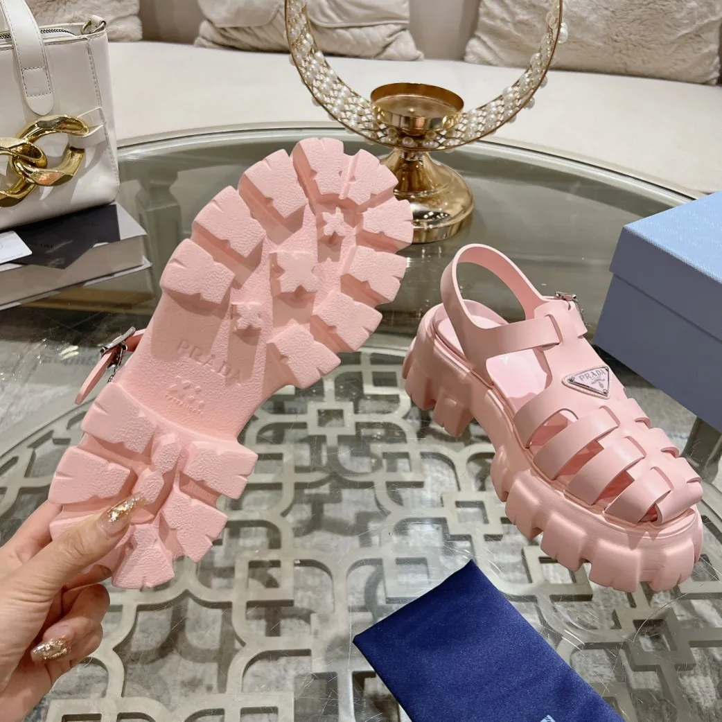 👟👟Ex-factory price 440👟👟 Prada's new spring and summer sawtooth Roman thick-soled rubber sandals, retro, fashionable and avant-garde gear teeth 55mm, thick-soled soles with rubber uppers, making the whole pair of shoes light and comfortable, bright colors, satisfying a variety of choices for fashionable people with different styles! The iconic metal triangle logo is paired with the shape of ancient beach sandals. Every design element is fashionable! Code number 35-40